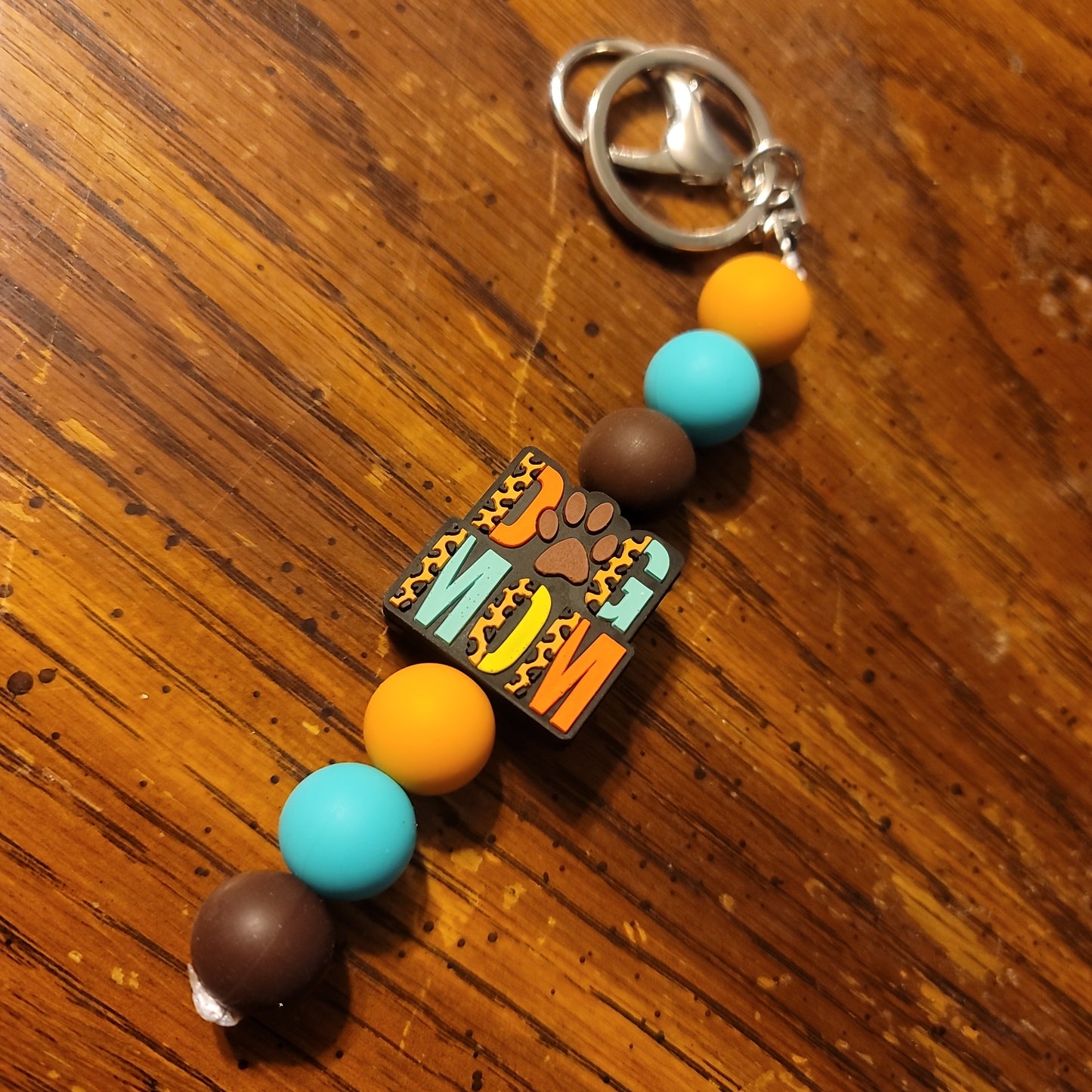 Keychain With "Dog Mom" Focal Bead